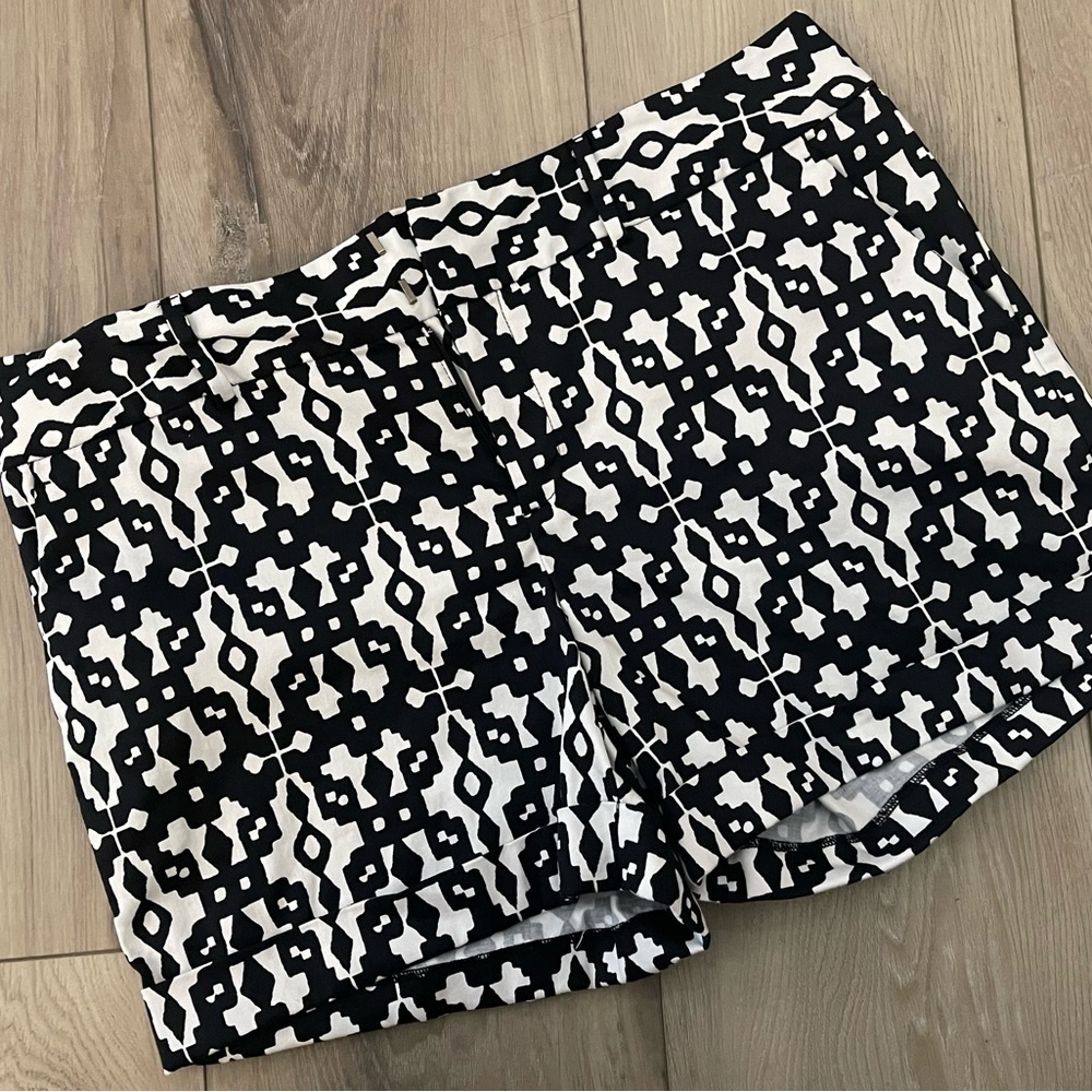 NWOT women’s patterned shorts